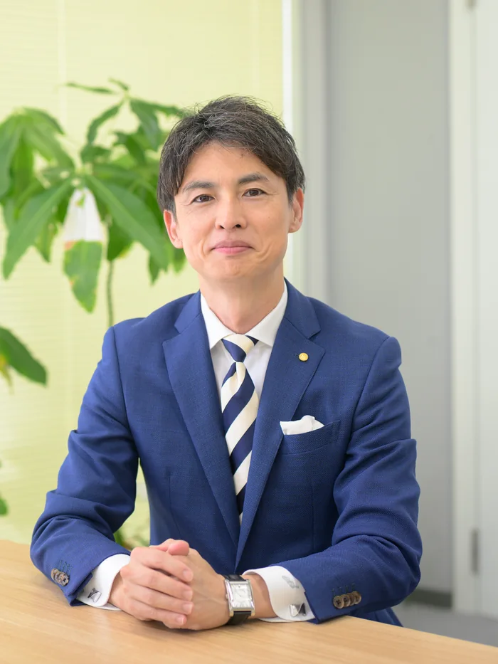 伏屋慶二 - 日本ファイナンシャルプランニング株式会社 代表取締役(オフィスにて)